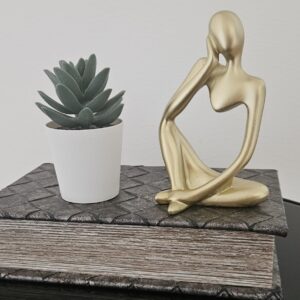 Dekorativ figur i guld – stilren inredning