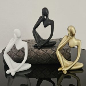 Dekorativ figur i guld, svart och vit – modern inredningsdetalj