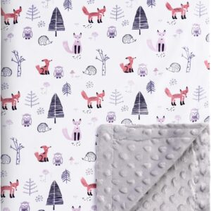 Babyfilt med skogsdjursmotiv och mjuk prickig baksida